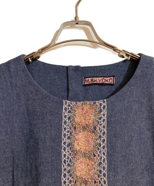 M.&KYOKO（エムアンドキョウコ）M.&KYOKO (エムアンドキョウコ) コラージュ刺繍デニムノースリーブワンピース インディゴ サイズ:Mの古着・服飾アイテム