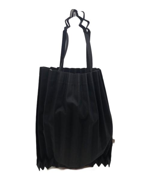 me ISSEY MIYAKE（ミーイッセイ ミヤケ）me ISSEY MIYAKE (ミーイッセイ ミヤケ) TRUNK PLEATS BAG/トランクプリーツバッグ ブラックの古着・服飾アイテム