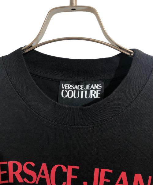 VERSACE JEANS COUTURE（ヴェルサーチ ジーンズクチュール）VERSACE JEANS COUTURE (ヴェルサーチ ジーンズクチュール) ロゴプリントＴシャツ ブラック サイズ:Sの古着・服飾アイテム