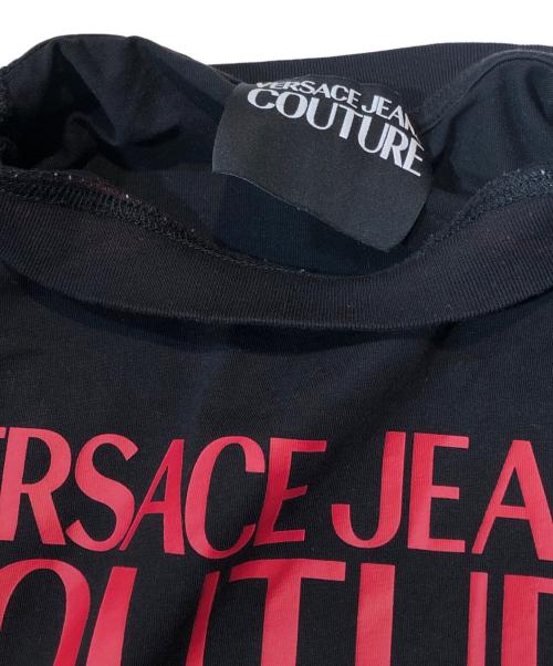 VERSACE JEANS COUTURE（ヴェルサーチ ジーンズクチュール）VERSACE JEANS COUTURE (ヴェルサーチ ジーンズクチュール) ロゴプリントＴシャツ ブラック サイズ:Sの古着・服飾アイテム