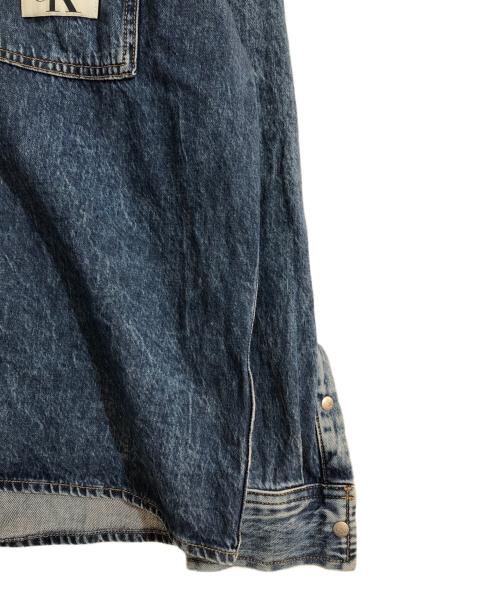 Calvin Klein Jeans（カルバンクラインジーンズ）Calvin Klein Jeans (カルバンクラインジーンズ) リラックス ユーティリティ デニムシャツ ブルー サイズ:Sの古着・服飾アイテム