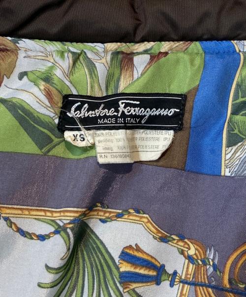 Salvatore Ferragamo（サルヴァトーレ フェラガモ）Salvatore Ferragamo (サルヴァトーレ フェラガモ) バンダナ柄中綿ジャケット ブラウン サイズ:XSの古着・服飾アイテム