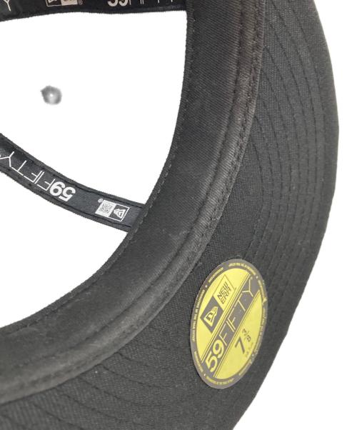 SUPREME（シュプリーム）Supreme (シュプリーム) New Era (ニューエラ) text stripe cap/テキスト ストライプ キャップ ブラック サイズ:7 3/8(58.7cm)の古着・服飾アイテム