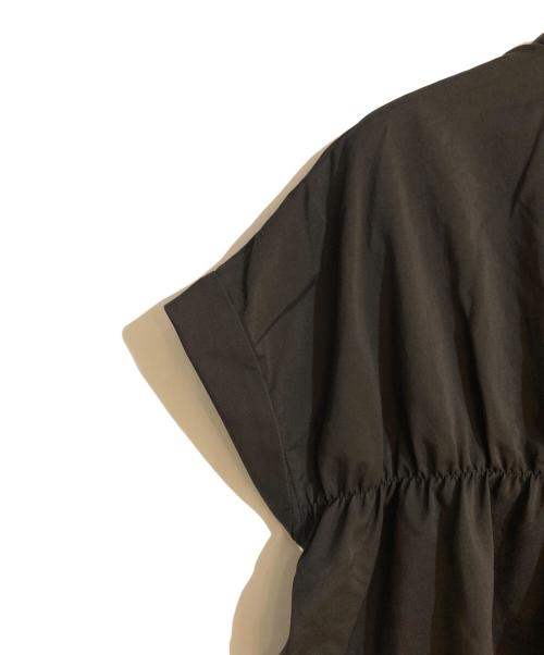 23区（ニジュウサンク）23区 (ニジュウサンク) 【撥水加工/洗える】シアーナイロンツイル ギャザー ブラウス ブラウン サイズ:32 未使用品の古着・服飾アイテム
