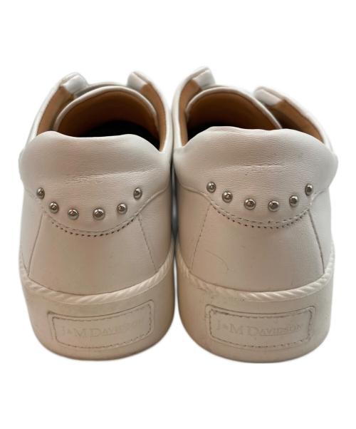 J&M DAVIDSON（ジェイ＆エム デヴィッドソン）J&M DAVIDSON (ジェイ＆エム デヴィッドソン) スタッズスリッポン ホワイト サイズ:22.5の古着・服飾アイテム
