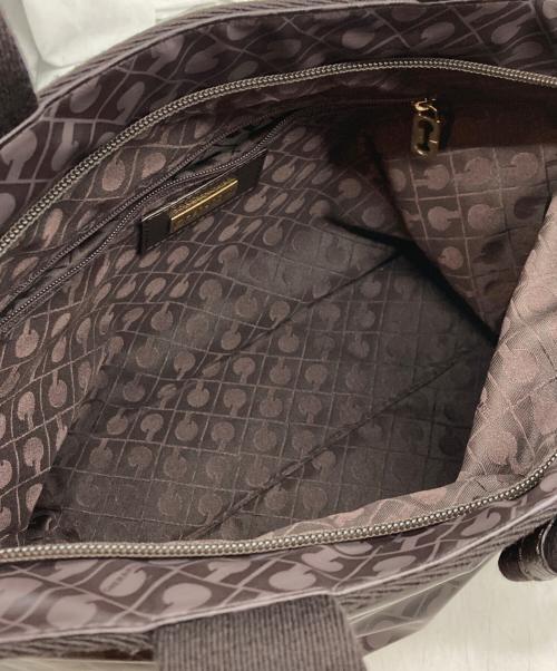 GHERARDINI（ゲラルディーニ）GHERARDINI (ゲラルディーニ) ソフティカーフGロゴチャームハンドバッグ ブラウンの古着・服飾アイテム