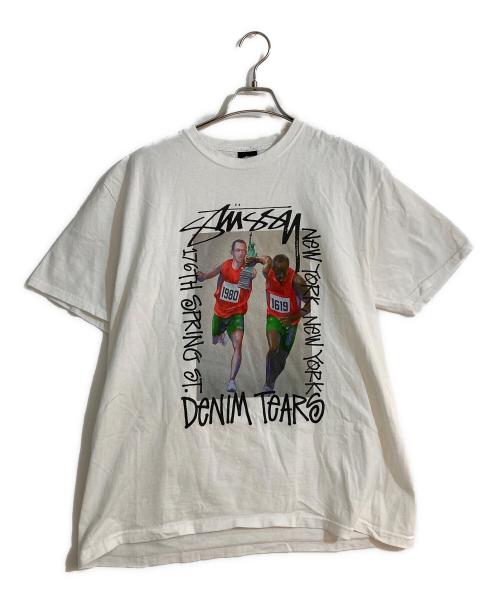 stussy（ステューシー）stussy (ステューシー) Denim Tears (デニムティアーズ) Pass the Baton Tee（パスザバトンＴシャツ） ホワイト サイズ:XLの古着・服飾アイテム