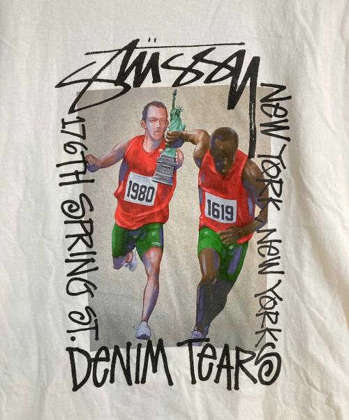 stussy（ステューシー）stussy (ステューシー) Denim Tears (デニムティアーズ) Pass the Baton Tee（パスザバトンＴシャツ） ホワイト サイズ:XLの古着・服飾アイテム