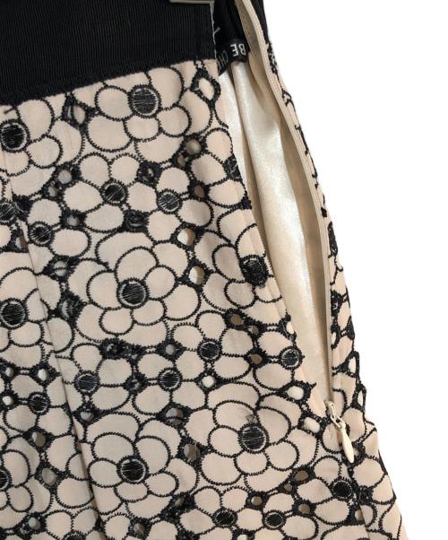 TO BE CHIC（トゥービーシック）TO BE CHIC (トゥービーシック) フラワーボーラースカート ベージュ サイズ:44の古着・服飾アイテム