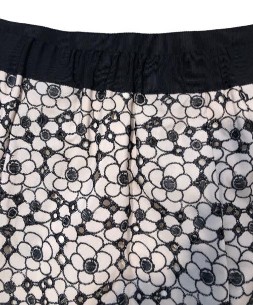 TO BE CHIC（トゥービーシック）TO BE CHIC (トゥービーシック) フラワーボーラースカート ベージュ サイズ:44の古着・服飾アイテム