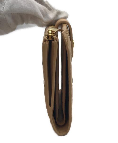 BOTTEGA VENETA（ボッテガベネタ）BOTTEGA VENETA (ボッテガベネタ) インストレチャート2つ折り財布 アーモンドの古着・服飾アイテム