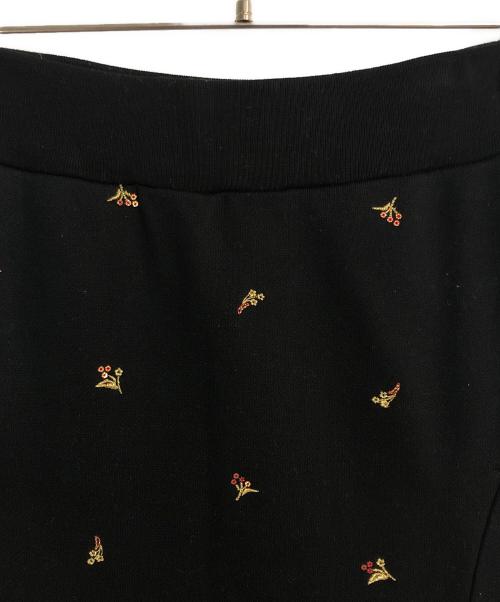 Mame Kurogouchi（マメクロゴウチ）Mame Kurogouchi (マメクロゴウチ) Floral Motif Embroidered Sweater Skirt ブラック サイズ:1の古着・服飾アイテム