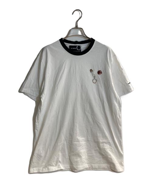 RAF SIMONS（ラフシモンズ）RAF SIMONS (ラフシモンズ) FRED PERRY (フレッドペリー) 安全ピンロゴリンガーTシャツ ホワイト サイズ:Ｌの古着・服飾アイテム