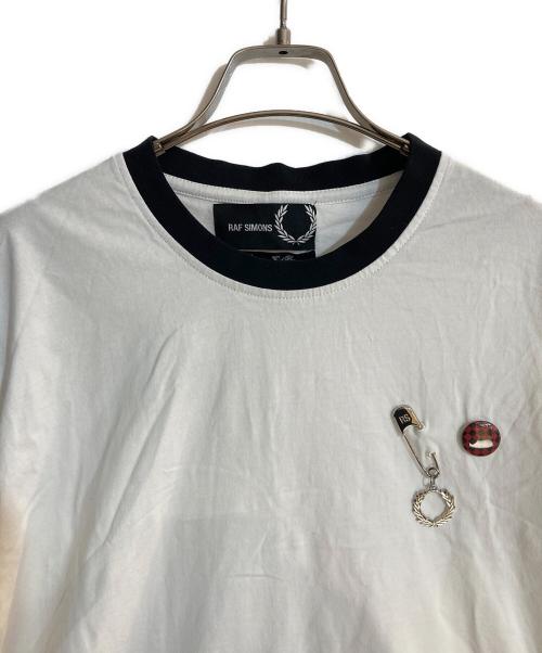 RAF SIMONS（ラフシモンズ）RAF SIMONS (ラフシモンズ) FRED PERRY (フレッドペリー) 安全ピンロゴリンガーTシャツ ホワイト サイズ:Ｌの古着・服飾アイテム
