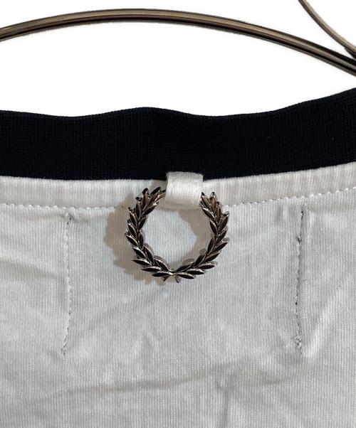 RAF SIMONS（ラフシモンズ）RAF SIMONS (ラフシモンズ) FRED PERRY (フレッドペリー) 安全ピンロゴリンガーTシャツ ホワイト サイズ:Ｌの古着・服飾アイテム