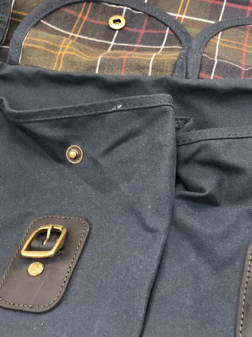 Barbour（バブアー）Barbour (バブアー) Tarras ワックス レザー トリム ショルダーバッグ ネイビーの古着・服飾アイテム