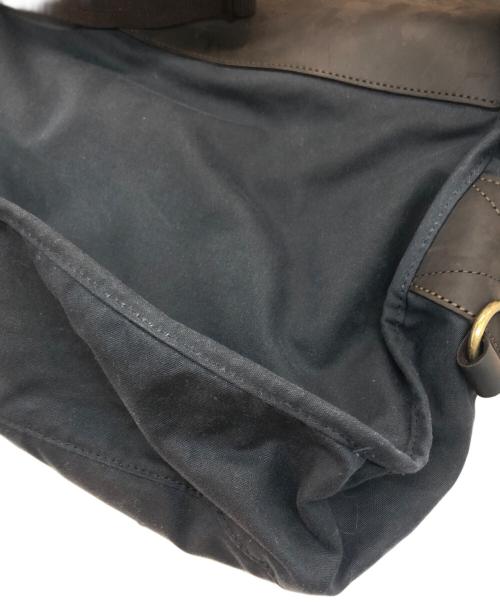 Barbour（バブアー）Barbour (バブアー) Tarras ワックス レザー トリム ショルダーバッグ ネイビーの古着・服飾アイテム