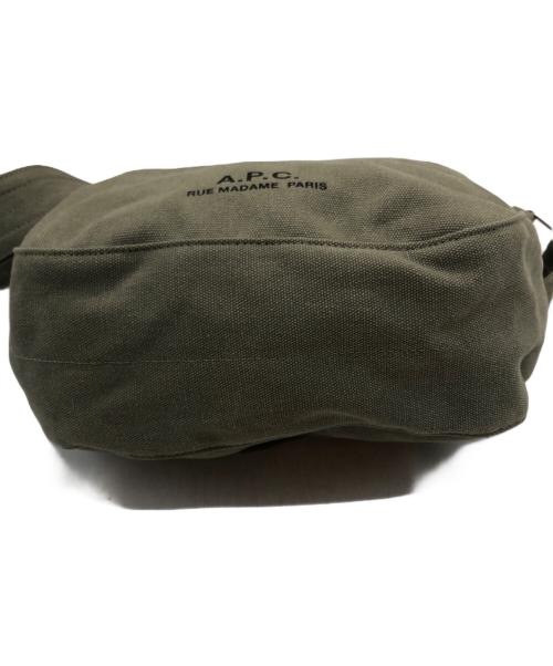 A.P.C.（アーペーセー）A.P.C. (アーペーセー) ジャーナルロゴ スモールショルダーバッグ グリーンの古着・服飾アイテム