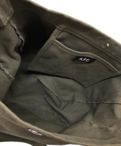 A.P.C.（アーペーセー）A.P.C. (アーペーセー) ジャーナルロゴ スモールショルダーバッグ グリーンの古着・服飾アイテム