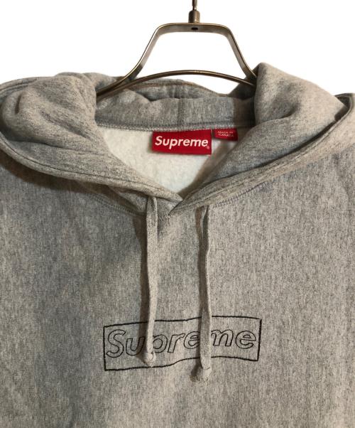 SUPREME（シュプリーム）Supreme (シュプリーム) KAWS Chalk Logo Hooded Sweatshirt／ カウズ チョーク ロゴ フーディー スウェットシャツ グレー サイズ:Mの古着・服飾アイテム