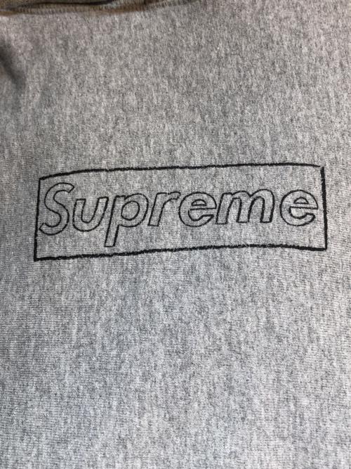 SUPREME（シュプリーム）Supreme (シュプリーム) KAWS Chalk Logo Hooded Sweatshirt／ カウズ チョーク ロゴ フーディー スウェットシャツ グレー サイズ:Mの古着・服飾アイテム