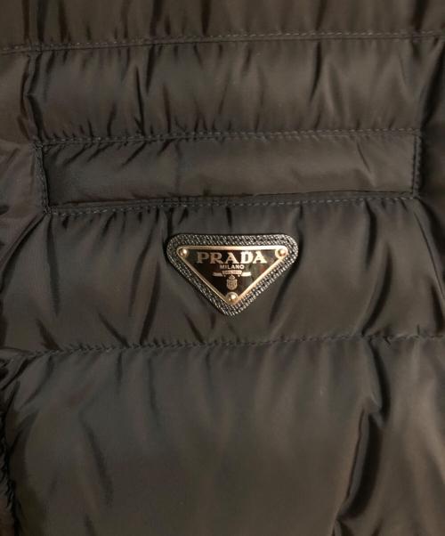 PRADA（プラダ）PRADA (プラダ) ロゴプレートダウンベスト ブラック サイズ:54の古着・服飾アイテム