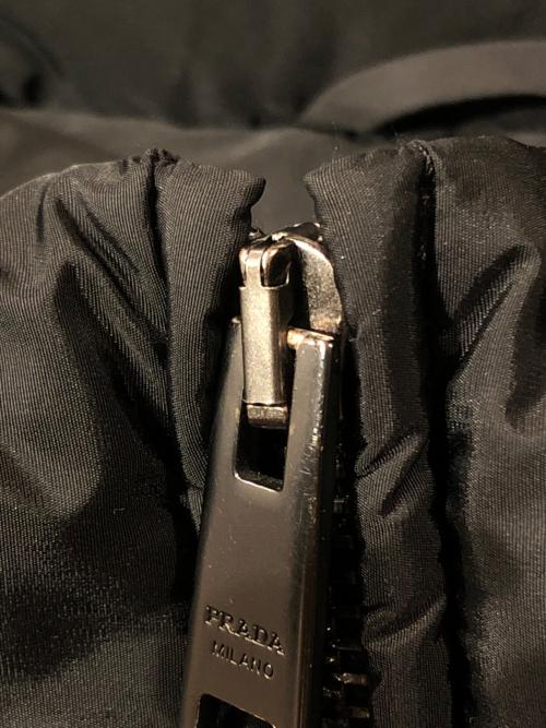 PRADA（プラダ）PRADA (プラダ) ロゴプレートダウンベスト ブラック サイズ:54の古着・服飾アイテム