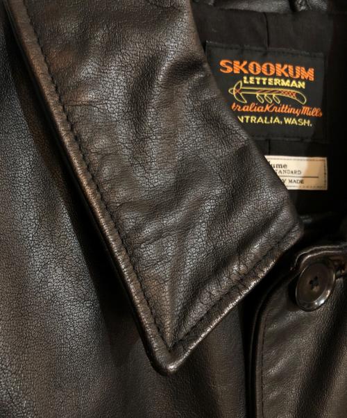 skookum（スクーカム）SKOOKUM (スクーカム) JOURNAL STANDARD relume (ジャーナルスタンダード レリューム) 別注 バッファローレザー カバーオール ブラック サイズ:Lの古着・服飾アイテム