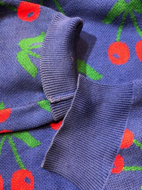 SUPREME（シュプリーム）Supreme (シュプリーム) Cherries Sweater ネイビー サイズ:Lの古着・服飾アイテム