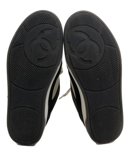 CHANEL（シャネル）CHANEL (シャネル) Coco Mark Embroidery Suede Sneakers ベージュ×ブラック サイズ:41の古着・服飾アイテム