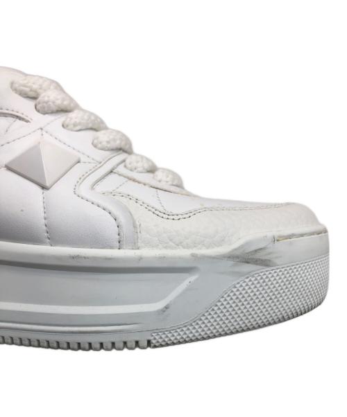 VALENTINO GARAVANI（ヴァレンティノ・ガラヴァーニ）VALENTINO GARAVANI (ヴァレンティノ・ガラヴァーニ) ワンスタッズXlナッパレザースニーカー ホワイト サイズ:37の古着・服飾アイテム