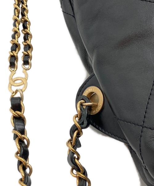 CHANEL（シャネル）CHANEL (シャネル) シャネル22 シャイニーカーフスキン チェーンストラップバックパック ブラックの古着・服飾アイテム