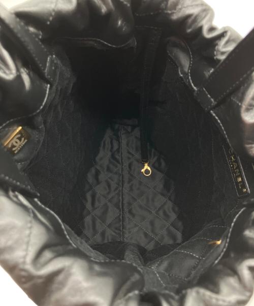 CHANEL（シャネル）CHANEL (シャネル) シャネル22 シャイニーカーフスキン チェーンストラップバックパック ブラックの古着・服飾アイテム