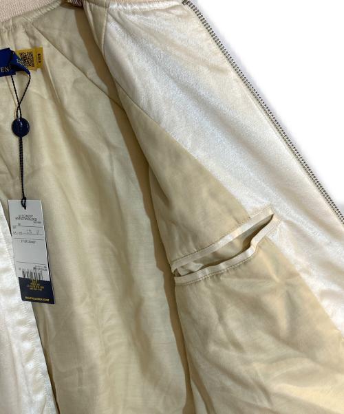 POLO RALPH LAUREN（ポロ・ラルフローレン）POLO RALPH LAUREN (ポロ・ラルフローレン) サテンワッペンスタジャン ベージュ サイズ:XS 未使用品の古着・服飾アイテム