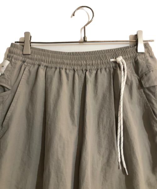 迷迭香（マンネンロウ）迷迭香 (マンネンロウ) NYLON HARVEST TRAINER ベージュ サイズ:Mの古着・服飾アイテム