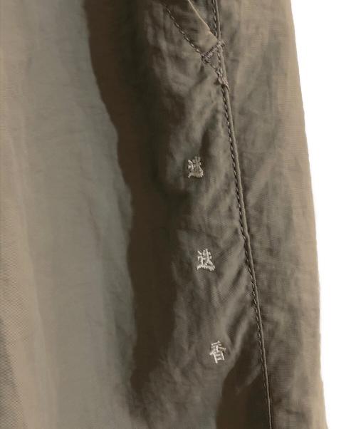 迷迭香（マンネンロウ）迷迭香 (マンネンロウ) NYLON HARVEST TRAINER ベージュ サイズ:Mの古着・服飾アイテム