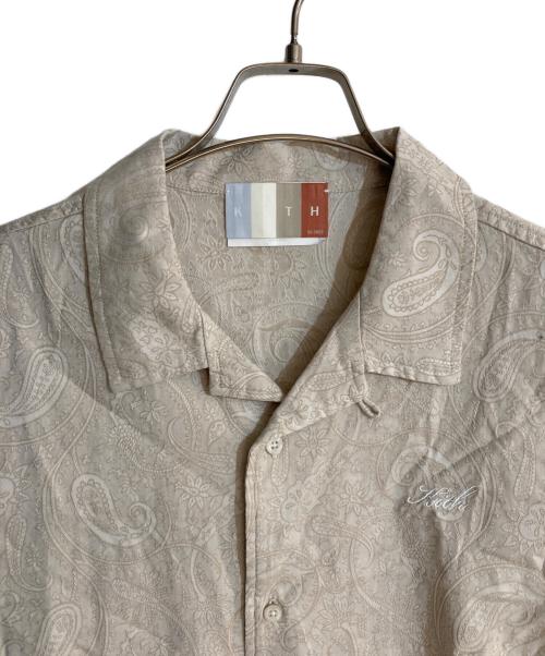 KITH（キス）KITH (キス) Paisley Jacquard Thompson Camp Collar Shirt／ペイズリー ジャッカード トンプソン キャンプ カラー シャツ ベージュ サイズ:Ｌの古着・服飾アイテム