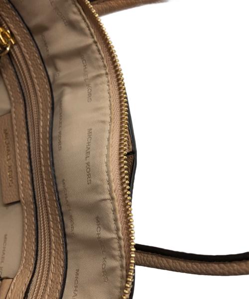 MICHAEL KORS（マイケル・コース）MICHAEL KORS (マイケル・コース) ドームサッチェル2WAYショルダーバッグ ベージュの古着・服飾アイテム