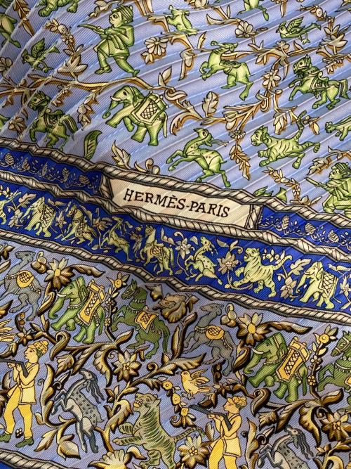 HERMES（エルメス）HERMES (エルメス) プリーツカレ90 CHASSE EN INDE ブルーの古着・服飾アイテム