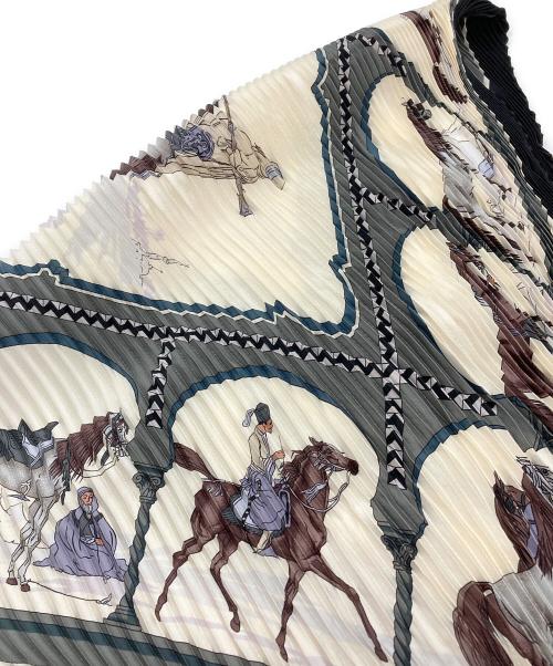 HERMES（エルメス）HERMES (エルメス) プリーツカレ90 Chevaux arabe ベージュの古着・服飾アイテム