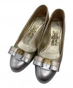 Salvatore Ferragamoサルヴァトーレ フェラガモ）の古着「チャンキーヒールヴァラリボンパンプス」｜ゴールド×シルバー