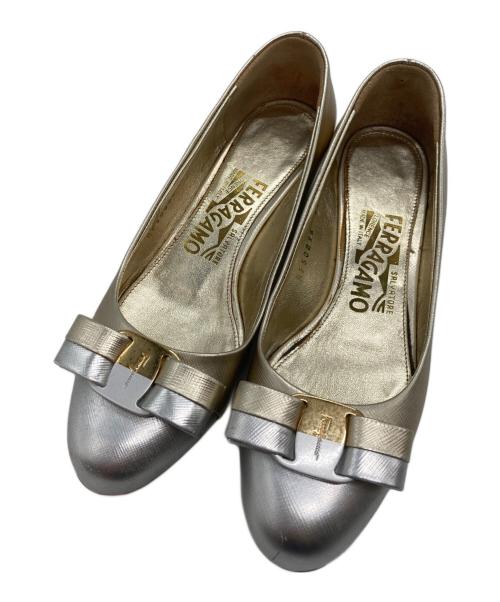 Salvatore Ferragamo（サルヴァトーレ フェラガモ）Salvatore Ferragamo (サルヴァトーレ フェラガモ) チャンキーヒールヴァラリボンパンプス ゴールド×シルバー サイズ:4Dの古着・服飾アイテム