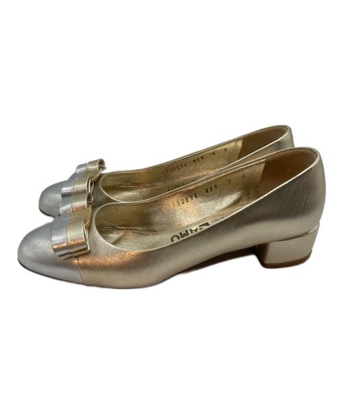 Salvatore Ferragamo（サルヴァトーレ フェラガモ）Salvatore Ferragamo (サルヴァトーレ フェラガモ) チャンキーヒールヴァラリボンパンプス ゴールド×シルバー サイズ:4Dの古着・服飾アイテム