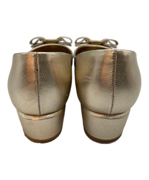 Salvatore Ferragamo（サルヴァトーレ フェラガモ）Salvatore Ferragamo (サルヴァトーレ フェラガモ) チャンキーヒールヴァラリボンパンプス ゴールド×シルバー サイズ:4Dの古着・服飾アイテム