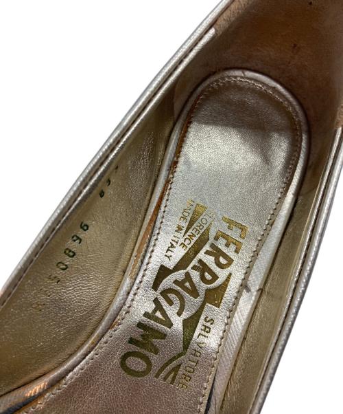 Salvatore Ferragamo（サルヴァトーレ フェラガモ）Salvatore Ferragamo (サルヴァトーレ フェラガモ) チャンキーヒールヴァラリボンパンプス ゴールド×シルバー サイズ:4Dの古着・服飾アイテム