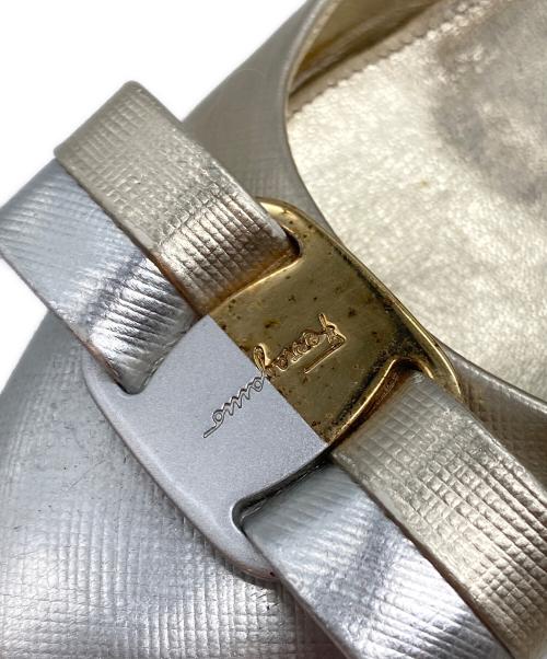 Salvatore Ferragamo（サルヴァトーレ フェラガモ）Salvatore Ferragamo (サルヴァトーレ フェラガモ) チャンキーヒールヴァラリボンパンプス ゴールド×シルバー サイズ:4Dの古着・服飾アイテム