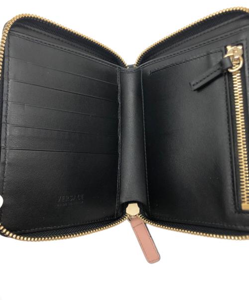 VERSACE（ヴェルサーチェ）VERSACE (ヴェルサーチェ) Ｖモチーフラウンドジップウォレット ピンクの古着・服飾アイテム