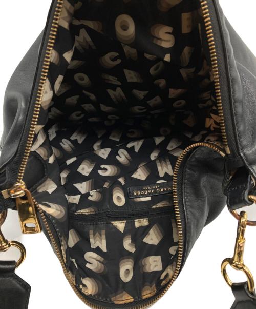 MARC JACOBS（マークジェイコブズ）MARC JACOBS (マークジェイコブズ) ソフトエンボスロゴショルダーバッグ ブラックの古着・服飾アイテム