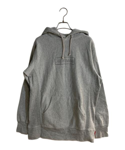 SUPREME（シュプリーム）Supreme (シュプリーム) KAWS (カウズ) Chalk Logo Hooded グレー サイズ:Mの古着・服飾アイテム