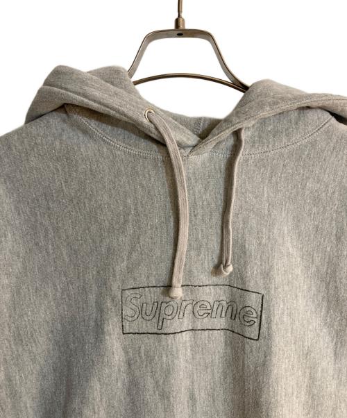 SUPREME（シュプリーム）Supreme (シュプリーム) KAWS (カウズ) Chalk Logo Hooded グレー サイズ:Mの古着・服飾アイテム